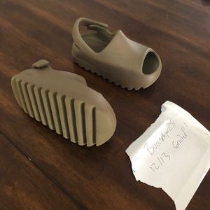 Yeezy slides size 7c